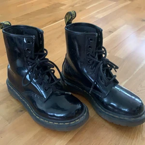 Dr martens skor  - Ett par svarta glansiga Dr martens skor i ett väldigt bra skick. Köparen står för frakt 