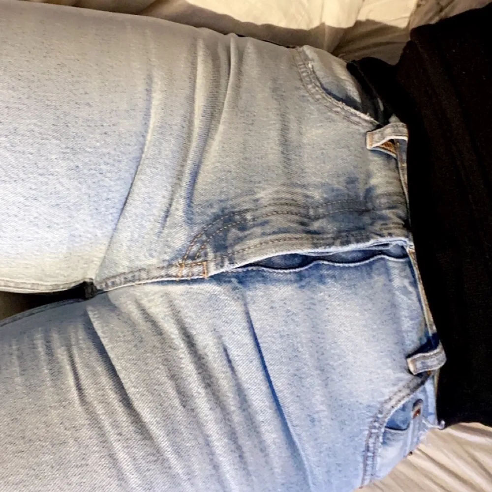 Lågmidjade jeans från zara i modellen ”midrise straight” men jag tycker de är mer lågmidjade än midrise, för de går under naveln på mig. Storlek 38/ medium, passar mig som brukar ha 36/Small. Fler bilder finns, bara att skriva 💘💘💘. Jeans & Byxor.