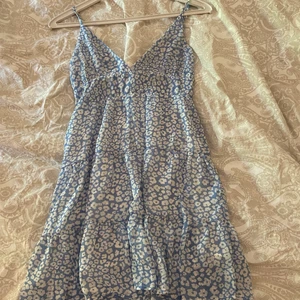 Somrig klänning  - Köpt här på plick men passar tyvärr inte. Jättefin klänning som jag aldrig använt. Dragkedja på baksidan finns. Kan dela på frakten (vet ej vad den kommer bli men antagligen runt 50). Hör av er vid intresse eller fler bilder!!💞