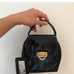 Liten lack väska - Lack väska med tillhörande spegel (som går att lägga i väskan)