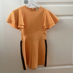 Fin enkel dress med söta färger för ungefär 9-12 åringar 😊 - Dressen är söt har skön material, har använt den 1 gång och den är 1 år gammal , den är inte så stretchig men den är värd sitt pris, den ser bra ut på och den är skön på också😃