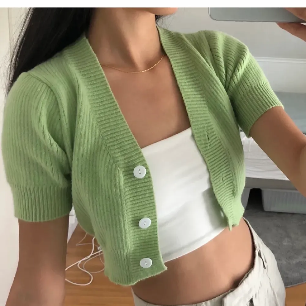 Säljer en fin grön kofta/ crop top. Den är oanvänd eftersom att den sitter lite tajt vid brösten på mig så har inte kunnat använda den . Kan mötas upp i stockholm men kan även frakta ( köparen står för frakten och jag ansvarar inte för postslarveri). Bilderna är lånade🥰. Toppar.