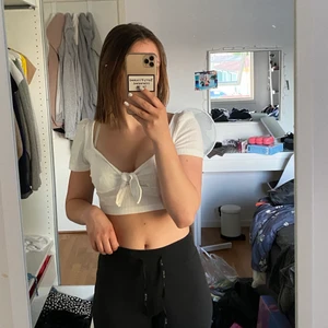 vit topp - söt vitt topp, säljs då den va lite för stor för mig. ska vara stl s men passar s/m💗