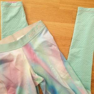  - Snygga träningstights med fina färger i skönt material! Endast använda ett fåtal ggr🌊💛🌸
