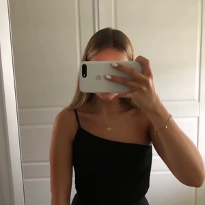 Svart body - (Lånad bild!!) En fin body som jag köpt på Plick men har inte kommit till använding tyvärr:( Absolut inget fel på det behövde desvärre rensa ut gaderoben med sånt jag inte använder🥰 Nypris på 249 kr!