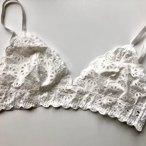 Spets-BH från & Other Stories  - Aldrig använd i storlek 40. Säljer då den är lite stor för mig 🌞