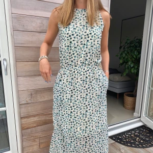 Långklänning  - En superfin klänning som är fin till midsommar osv💓 lång! Köparen står för frakten 💚💝💝