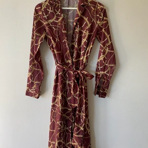 NA-KD  strl 32 - Säljer en fin klänning som är helt oanvänd från NA-KD. Klänningen är både vardaglig och festligt. Säljer den på grund av liten storleken. 