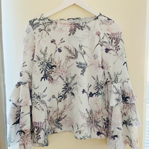 Volangtopp - En blommig volangtopp från Gina Tricot☀️