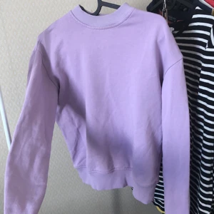 Collegetröja lila - Collegetröja! Köparen står för frakt.