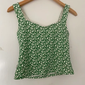 Söt topp - En super söt grön blommig topp från MQ, toppen är knapp använd! Köparen står för frakt! 