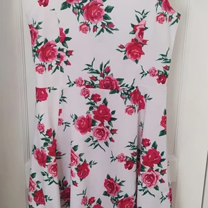 Midsommar klänning rosor strl 40 - I nyskick,strl L/40. Djur och rökfritt hem, samfraktar gärna!🌼