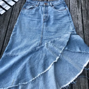 monki kjol - såå fin kjol från monki i fint skick👀 har varit en favoritkjol länge men säljer nu för att den har blivit för liten tyvärr😭 strl 36💋🍹🥂 orginalpris 350😽