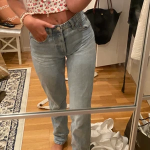 Jeans mid rise straight  - Populära slutsålda jeans från Zara! Strl 36! Säljer för att dom är för små i midjan! Super fint skick!