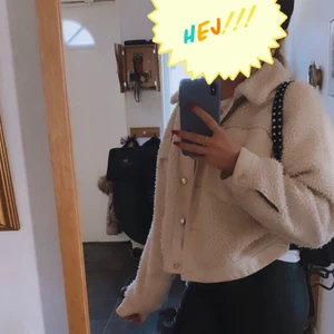 Teddy jacka - Beige Teddy jacka super mysig och passar perfekt till våren, hösten eller en kall sommarkväll. Jackan är i storlek M men är liten i storleken passar parfekt på nån med storlek XS/S. Priset kan diskuteras 💕