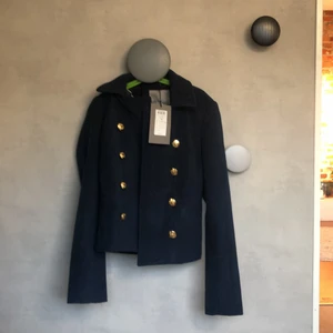 Kappa  - Helt oanvänd mörkblå vår ”kappa”! Jätte fin säljer pga av att den inte används st XS kan också passa st S