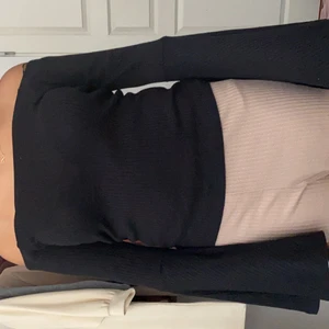 Off shoulder tröja - Sjukt snygg tröja med utsvängda armar. Använd några få antal gånger och ser nästan ut som ny. Ribbad mönster💗kontakta vid intresse.