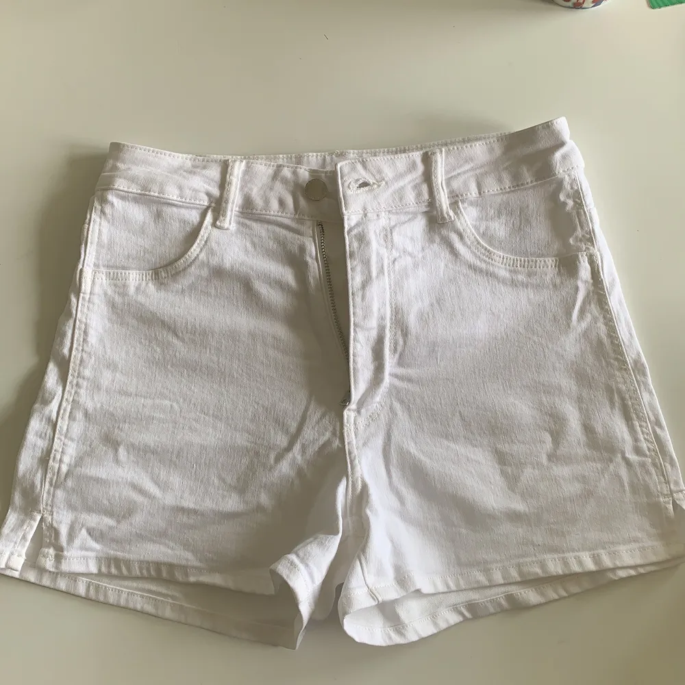 Ett par jätte fina vita shorts. Aldrig använts endast testats. Storlek 36 funkar även för de som har 38 men blir lite korta där bak då. Väldigt fint skick. Shorts.