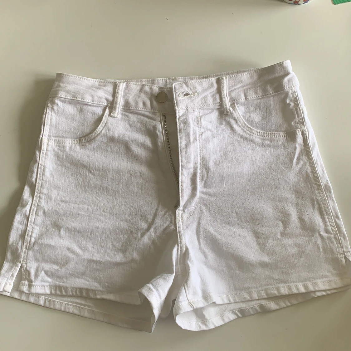 Vita högmidjade Demin H&M shorts 