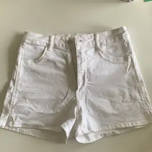 Ett par jätte fina vita shorts. Aldrig använts endast testats. Storlek 36 funkar även för de som har 38 men blir lite korta där bak då. Väldigt fint skick