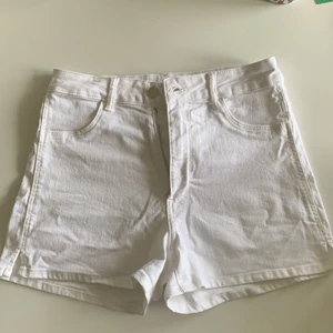 Vita högmidjade Demin H&M shorts  - Ett par jätte fina vita shorts. Aldrig använts endast testats. Storlek 36 funkar även för de som har 38 men blir lite korta där bak då. Väldigt fint skick