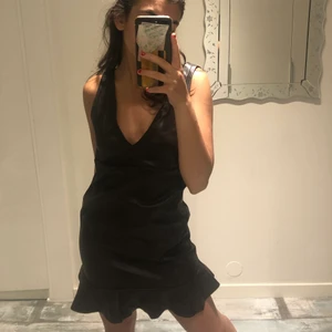 Skinn klänning - Sjukt snygg skinnklänning med en liten volang där nere. Säljs då den är för stor för mig. Jag är 165cm och brukar bära Xs