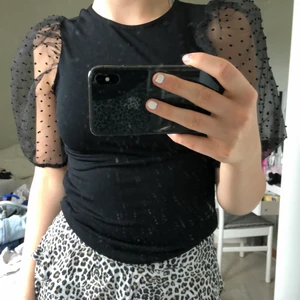 Snygg tröja med meshpuffärmar - Snygg tröja ifrån ginatricot. Aldrig använd!!🤩