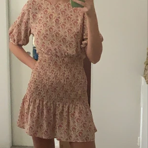 Blommig Sommar Klänning - Säljer denna snygga sommarklänningen från Zara! Blommig i rosa och gult och är väldigt smickrande och formgivande. Färgerna syns bäst på bild två då min kamera inte tar upp ljuset! Endast använd en gång💛💗