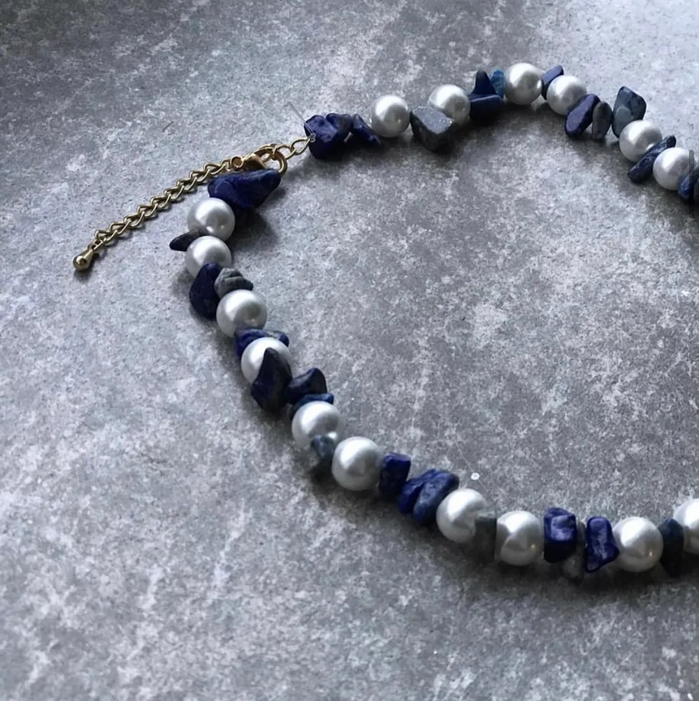Dessa halsband finns i med antingen rosenkvarts eller lapis lazuli. Det är 40cm långt och kostar 119kr. Vill du veta mer om stenarnas egenskaper kan ni kolla på vår instagram💗. Accessoarer.