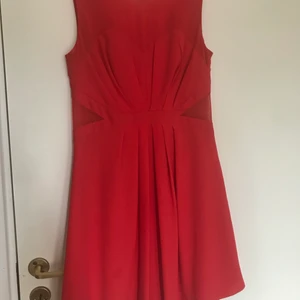 Coast cocktail klänning stl M - Orange röd cocktail klänning i jätte fint skick. Endast använd ett antal gånger. Genomskinliga chiffong detaljer. Köptes i Skottland för £109 alltså ca 1300kr.