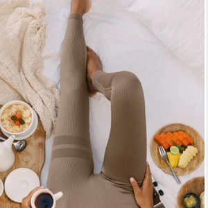 Stronger tights - Säljer dessa sjukt snygg tights från stronger då de var för små. Storlek M men ganska små i storleken. Har blivit ett litet slitage i vid bakre lår efter att ha fastnat i en gren därför det blilligare priset, men annars bara använd 3 gånger. 