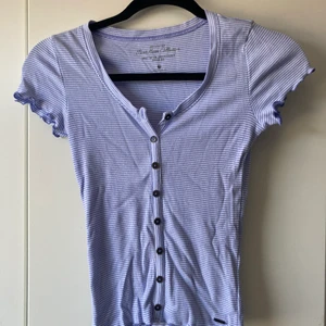 Blåvit topp - Jättesnygg och skön topp med knappar. Den är blåvit randig och säljs då jag tyvärr inte passar i den längre