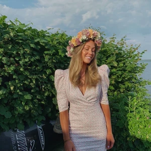 Klänning - Jätte fin klänning som passar perfekt till midsommar!🌸 endast använd en gång. Om det är flera som är intresserade blir det budgivning 😊