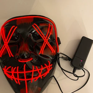 halloween mask - en as cool halloween mask som kan lysa och blinka i 3 olika lägen, använd en gång, 80kr 💛 följer med fungerade batterier.