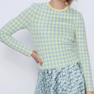 Långärmad topp från zara - En as snygg långärmad topp från zara med neon färger! 💛💚 startbud: 100kr