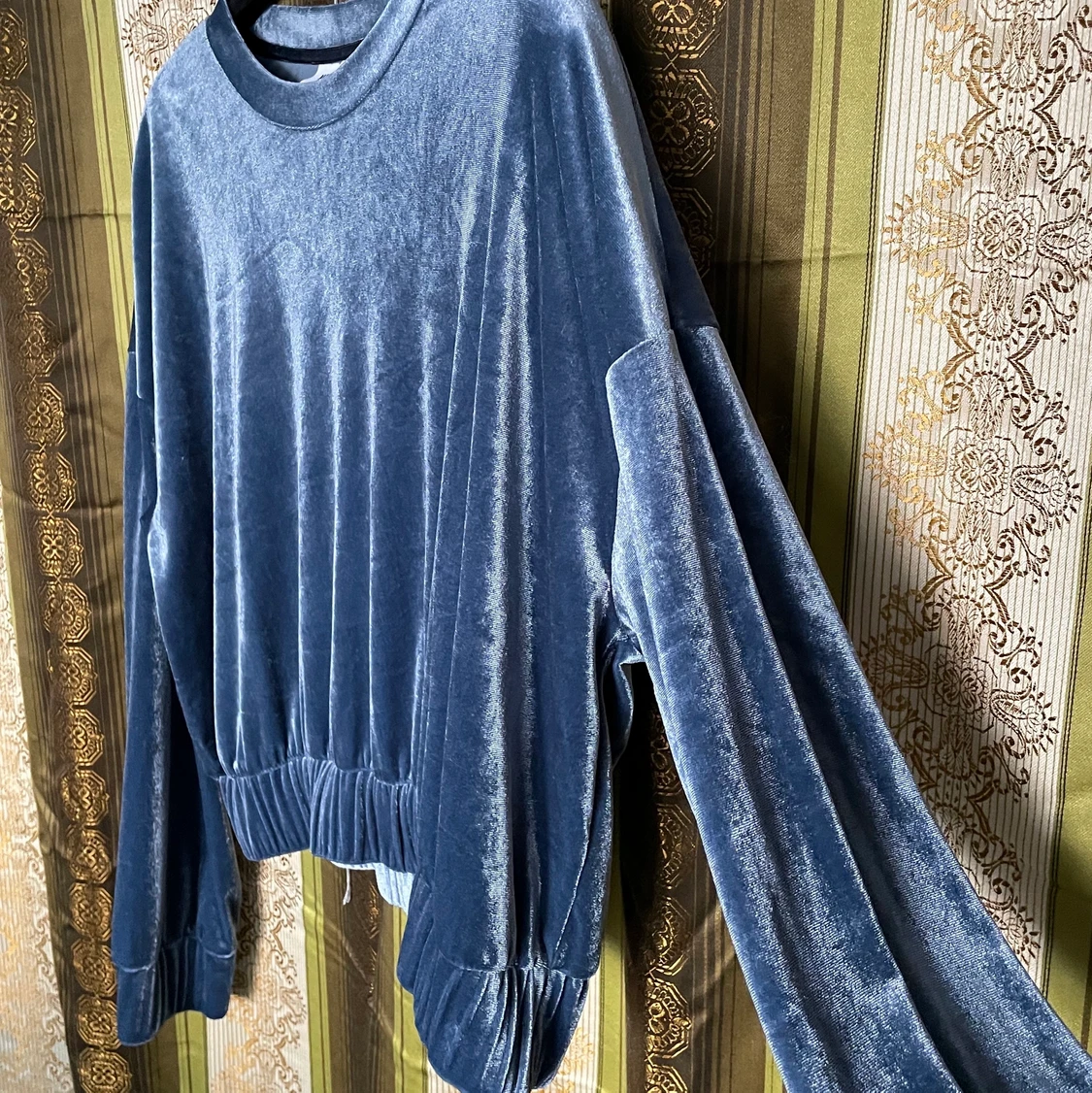 Glansig tröja i sammetsmaterial