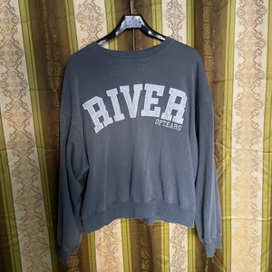 RIVER OF TEARS-sweatshirt - Sweatshirt från Weekday, första bilden representerar färgen bäst, damstl. S men skulle lätt passa en M. Brodyren är ljusblå med vit kant. Bomull, ej varmfodrad. 