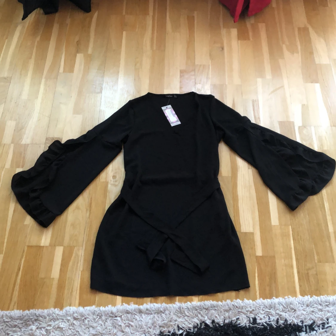 Svart klänning med knytning - 90