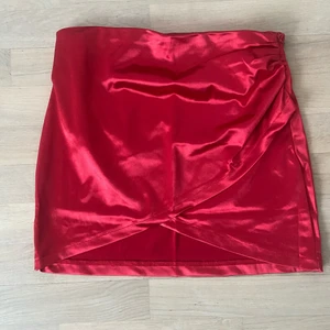 HELT NY SATIN KJOL - Har ni några frågor eller vill ha fler bilder bara att skriva :)