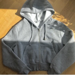 Croppad Hoodie - Grå kroppad hoodie i storlek S, ej använd