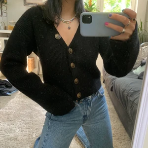 Nakd kofta - Super fin svart nakd kofta med knappar, köptes på Plick men kommer aldrig till användning. (Spegeln är smutsig)