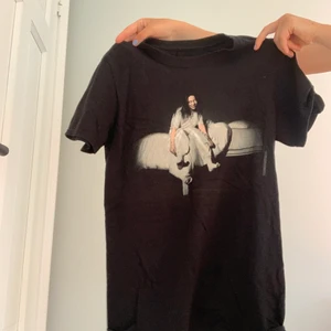 Billie Elish Merch tröja! - Denna är köpt på lolapaloza konsert när Billie spelade och använd endast till fotograferingen, på ryggen står alla turneringar, allt postas med spårbar frakt upp till 66kr genom PostNord appen :) allt sker via Swish 💓 pris kan diskuteras 