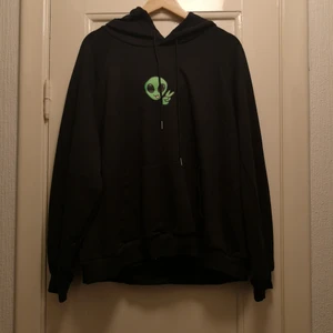 Huvtröja/Hoodie från Shein - En fin oanvänd huvtröja ifrån Shein. I storlek 4XL men skulle säga mer XL-XXL beroende på hur man vill att den ska sitta. Jättesöt alien + känguruficka framtill, helsvart baktill