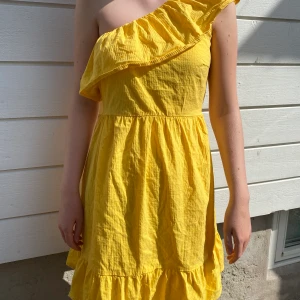 Gul klänning från Vero Moda strl xs - Supersöt gul sommarklänning från Vero Moda i strl xs. Aldrig använd. Frakt ca 45kr☀️☀️