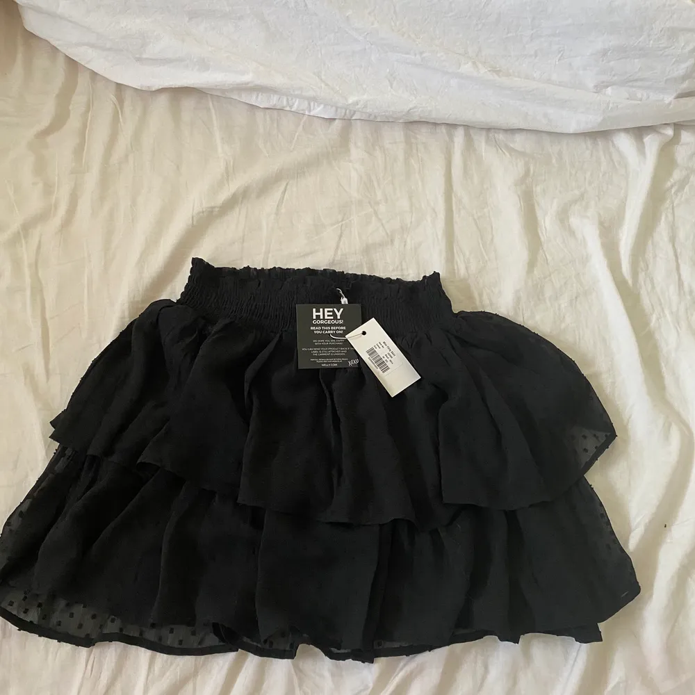 En svart kjol från Nelly som tyvärr är lite för liten på mig. Den är endast provad en gång. . Kjolar.