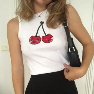 Brandy Melville linne - Linne/topp från Brandy Melville/John Galt med körsbär tryck 🍒 Aldrig använd! Står ej storlek men passar XS 💕