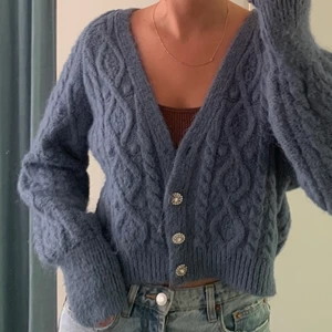 Blå kofta  - Blå kofta ifrån zara, saknas en knapp från när jag köpte den! Superbra skick och skönt material. Frakt tillkommer!