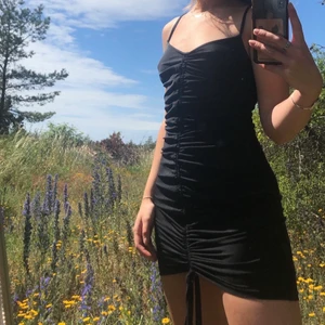 Klänning  - Svart, tajtare klänning med resår och dragkedja där bak. Knappt använd! 🖤