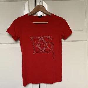 Dolce Gabbana  - T-shirt från Dolce & Gabbana. Står att det är M men jag har xs och den är tight på mig. Många stenar borta men det går att köpa och limma på. 50kr +frakt