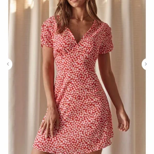 Chiquelle klänning - Säljer min jättefina somriga röda ”bloom with me” chiquelle klänning. Helt oanvänd, endast provad. Den är i xs & skulle säga att den är true to size. Ingen klänningtjej, där av säljer jag den. Orginal pris 499 kr. Jag tar endast swish & köparen står för valfri frakt, frakten ingår inte i priset🌸